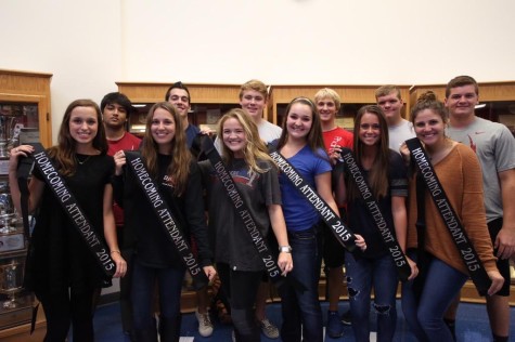 Senior Homecoming court nominees Sarah Lewellyn, Pratyush Joshi, Claire Despain, Tanner Boyzuick, Kenzie Cvar, Ty Smith, Jessica Fischer, Zach Schermehorn, Ari Styron, Adam Dyer, Kennedy Cullum, and Shane McKinney all display their sashes on Oct. 8, 2015. (Annabel Thorpe / The Talon News)