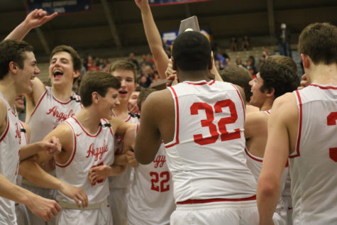 Boys Basketball Win Region Final, Heading to State Next Week