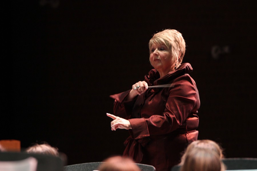 Head band director Kathy Johnson conducts the Argyle band in their winter concert. (Annabel Thorpe / The Talon News)