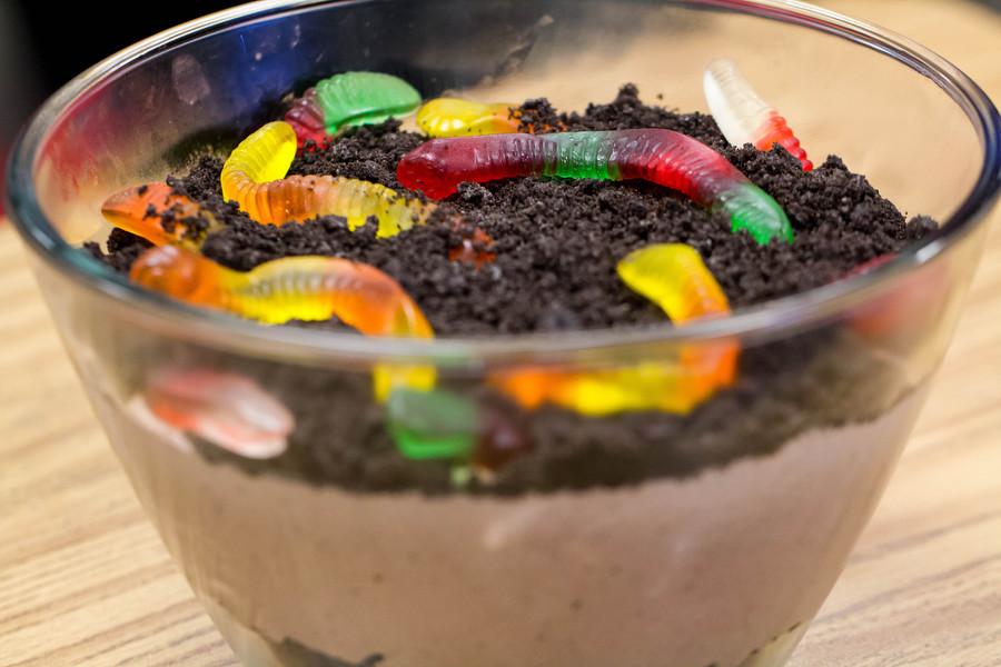 Oreo Worm Dirt Pudding for October Activities