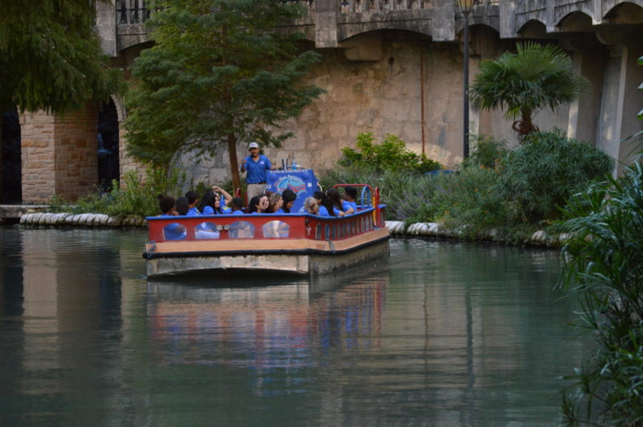 A river boat floats next to the river walk in San Antonio, TX on Oct. 16, 2016. (Jaclyn Harris / The Talon News)