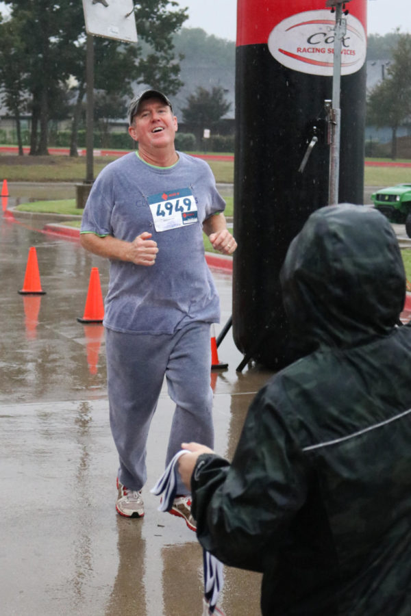 Community members compete in the sixth annual Run For Our Sons. (Ella Sheridan/ The Talon News)
