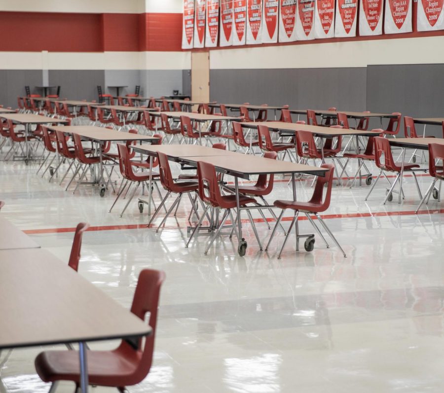 Cafeteria tables that used to be filled now sit empty as the lunch schedules have reduced capacity (Katie Ray / The Talon News). 