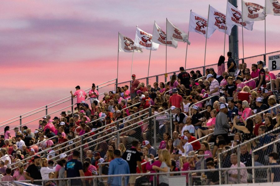 Argyle+community+gathers+for+the+pink+out+football+game+at+the+Argyle+middle+school+stadium+on+Oct.+8%2C+2021.